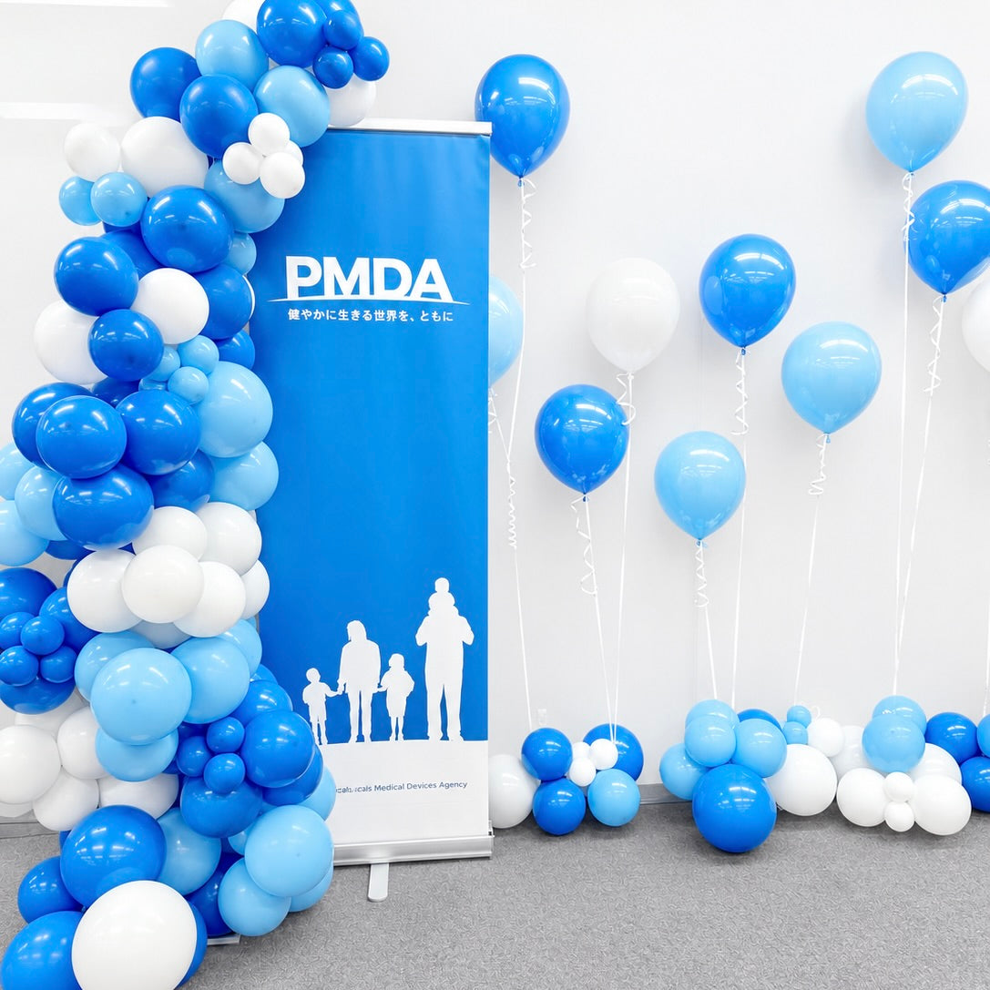 🎈 PMDA様のPRイベントを彩るバルーン装飾|ブルー×ホワイトで爽やかな会場に 🩵🤍