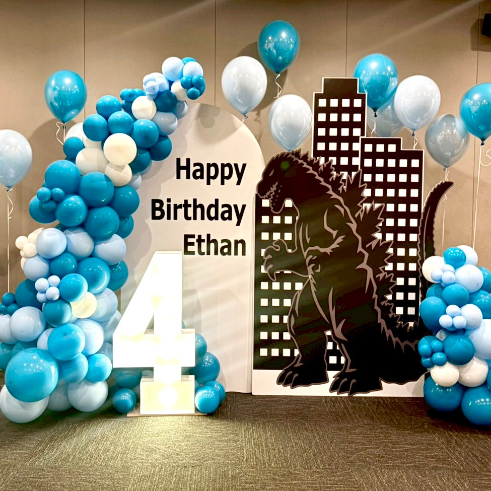ブルーを基調に🩵大迫力のゴジラの世界観を再現したお誕生日バックドロップ装飾のご紹介🦖✨