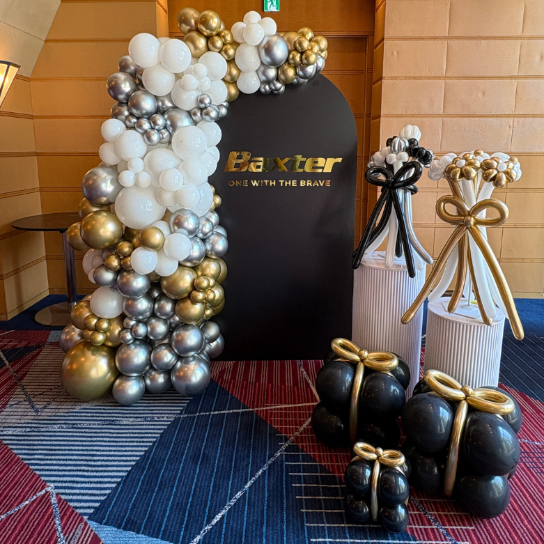 企業イベント装飾事例|ホワイト×シルバー×ゴールドで仕上げる上品なイベント装飾✨