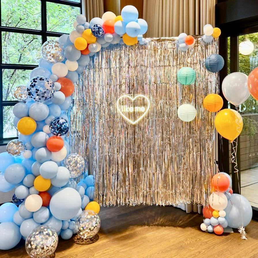 企業様の納涼イベントを彩るバルーン装飾｜オリジナルLEDサインで華やかなフォトスポットに🩵🧡💛