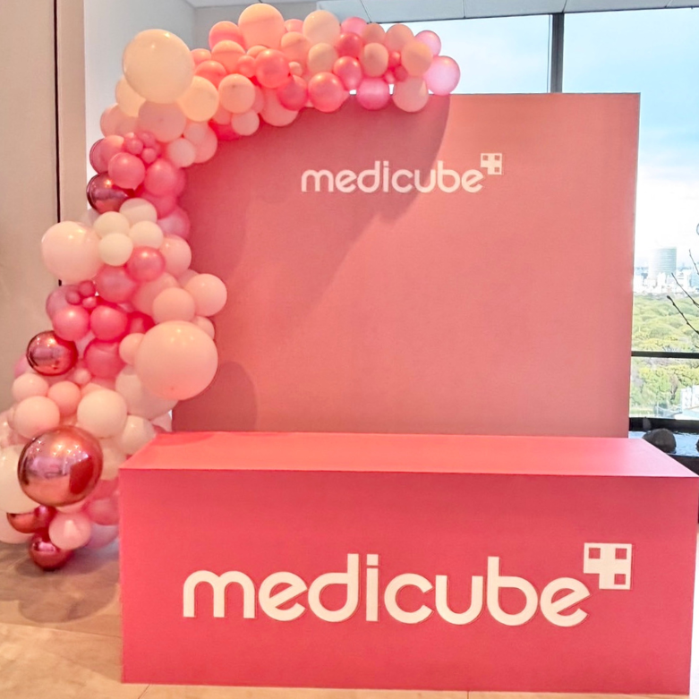 企業イベント装飾事例｜ブランド世界観を引き立てるパールピンク空間