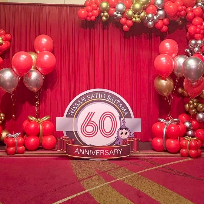 企業イベント装飾事例｜華やかなレッドで周年パーティーの会場装飾✨