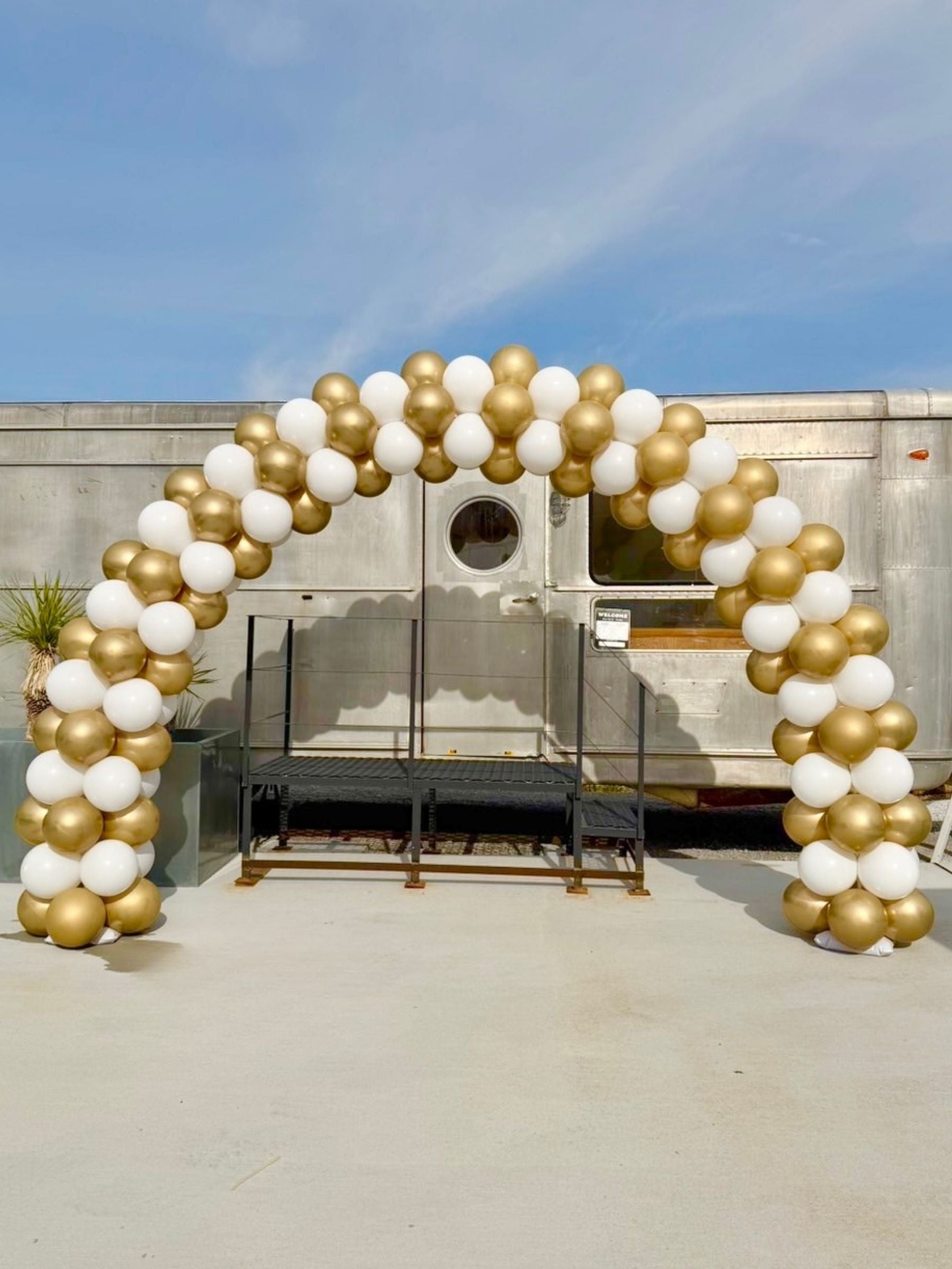 バルーンアーチ(ゴールド/ホワイト)｜JEFFERSON'S BALLOON | 渋谷の